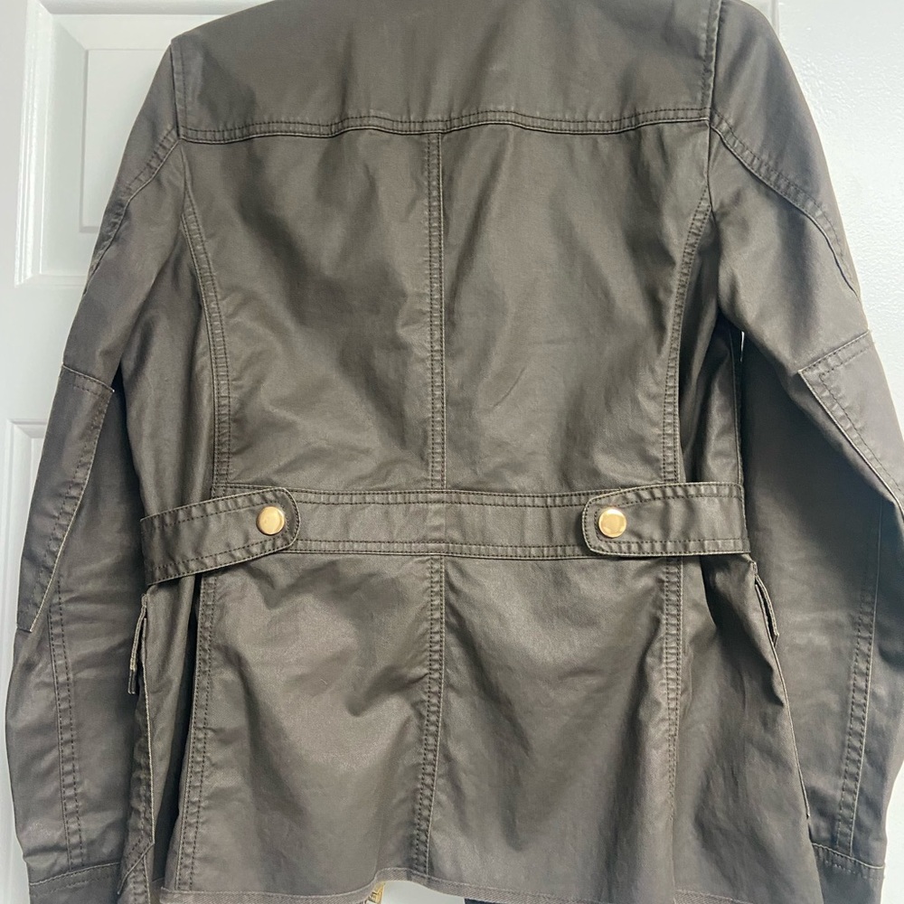 Like new, women’s wax style jacket with gold zipper and buttons.